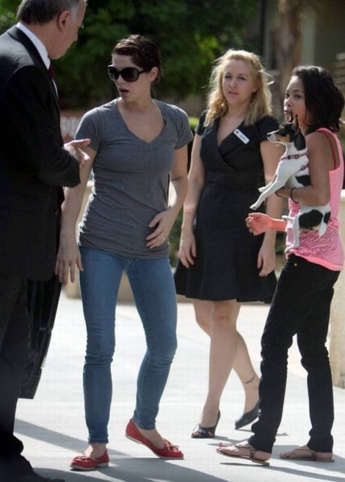 Ashley Greene meets with her friends (17 pics)
