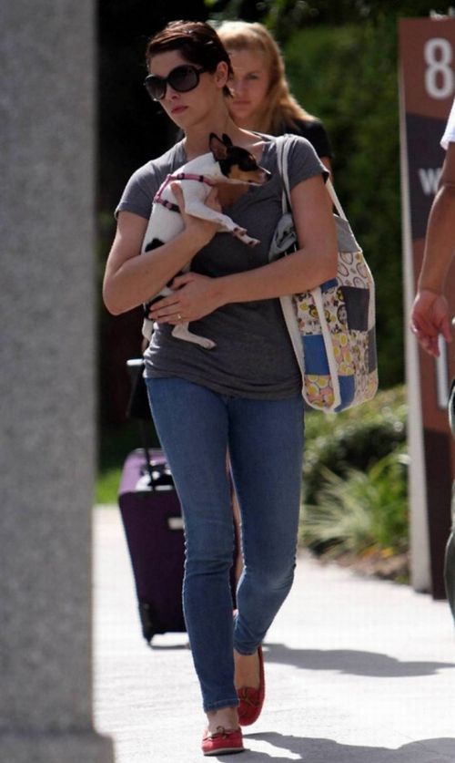 Ashley Greene meets with her friends (17 pics)