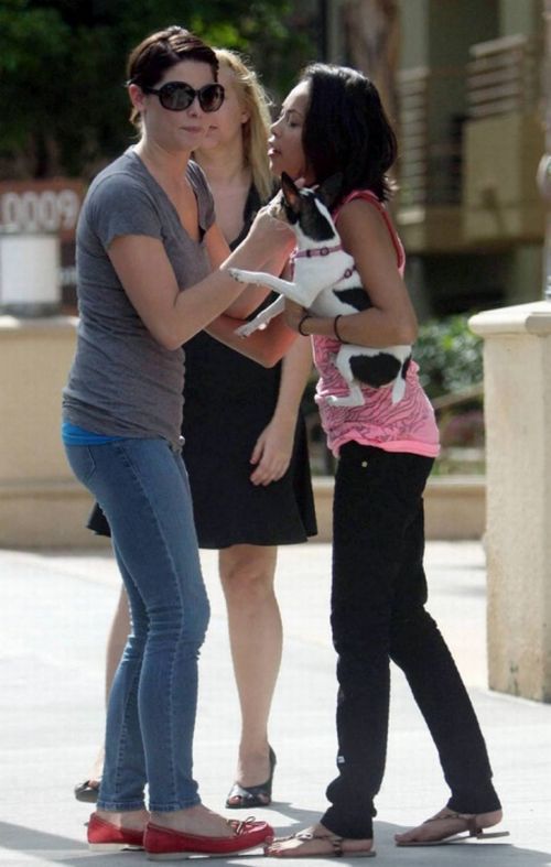 Ashley Greene meets with her friends (17 pics)