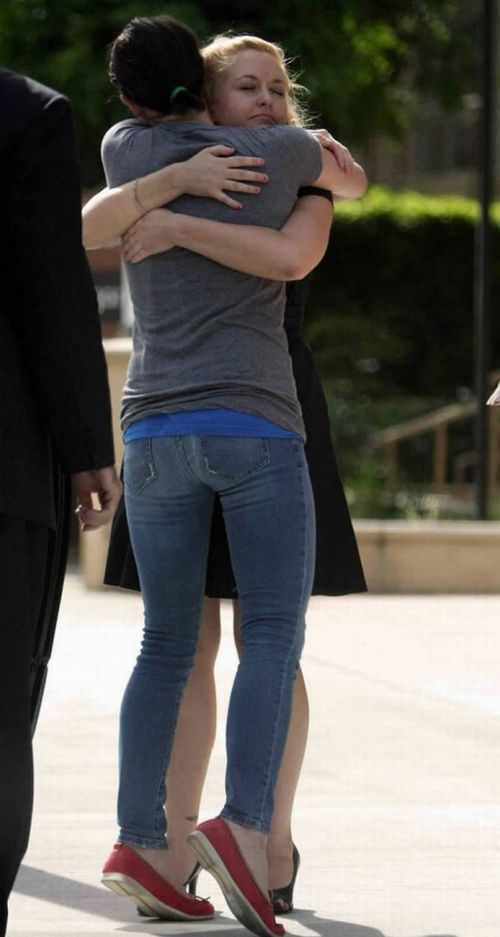 Ashley Greene meets with her friends (17 pics)