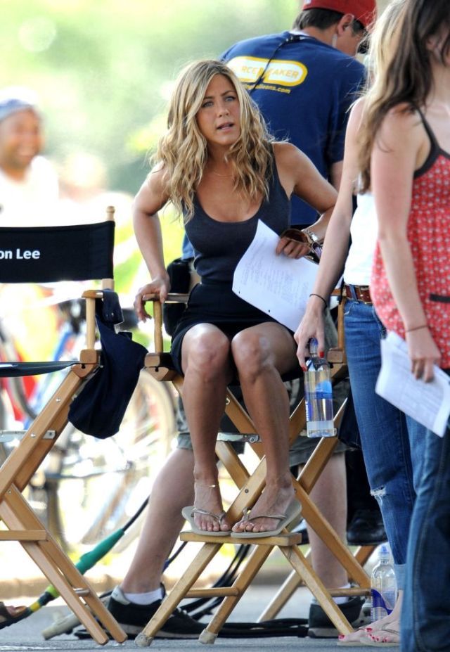 Jennifer Aniston On The Set As For Me She Looks Just Great Pics Izismile Com