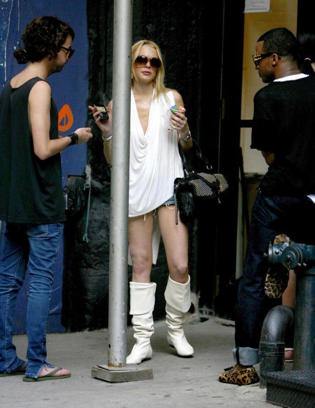 Lindsay Lohan in an unusual outfit. How do you like it?  (9 pics)