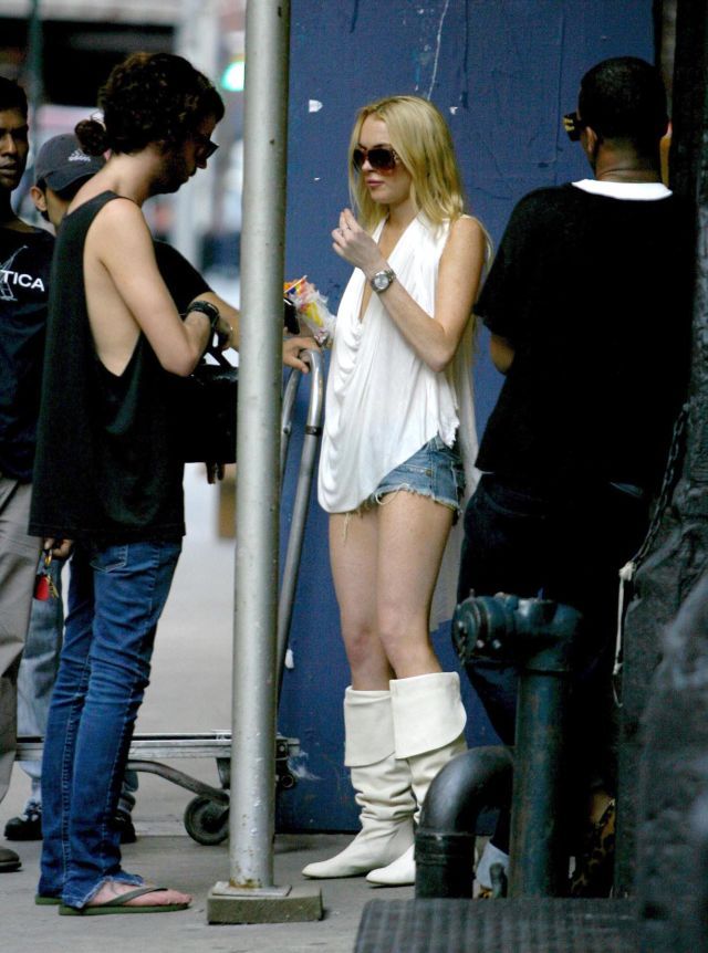 Lindsay Lohan in an unusual outfit. How do you like it?  (9 pics)