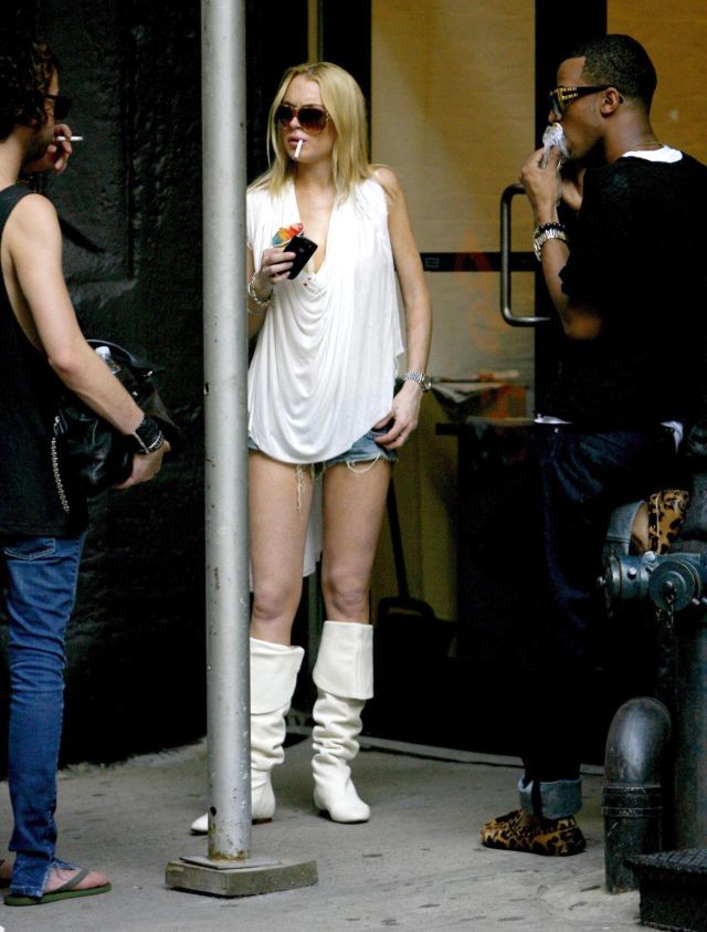 Lindsay Lohan in an unusual outfit. How do you like it?  (9 pics)
