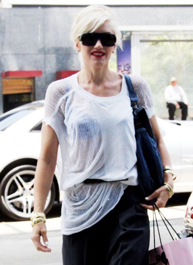 Gwen Stefani. Really weird outfit (9 pics)