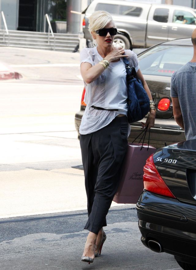 Gwen Stefani. Really weird outfit (9 pics)