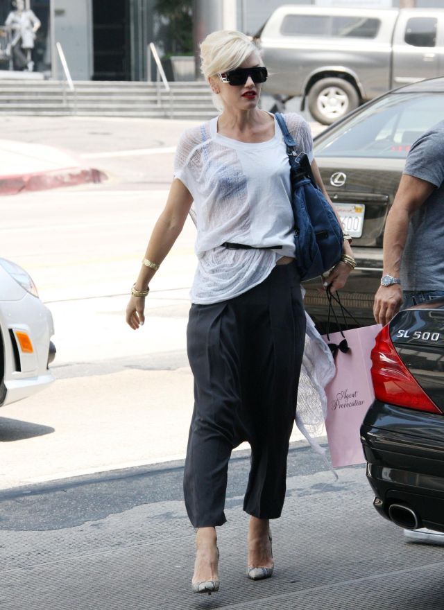 Gwen Stefani. Really weird outfit (9 pics)