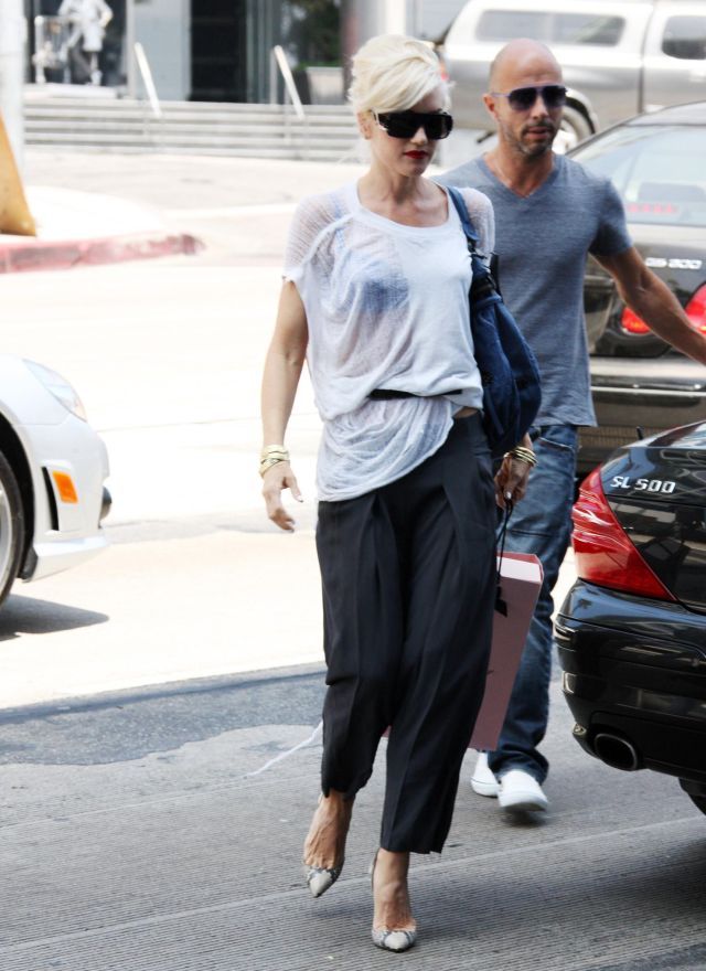 Gwen Stefani. Really weird outfit (9 pics)
