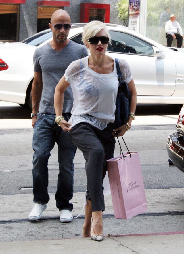 Gwen Stefani. Really weird outfit (9 pics)