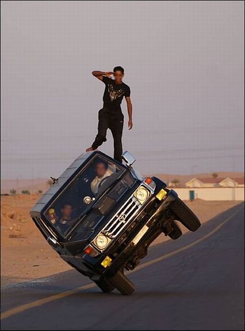 Extreme car stunts (14 pics)