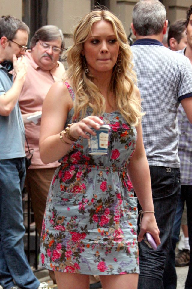 Hilary Duff shooting in Gossip Girl in New York (12 pics)