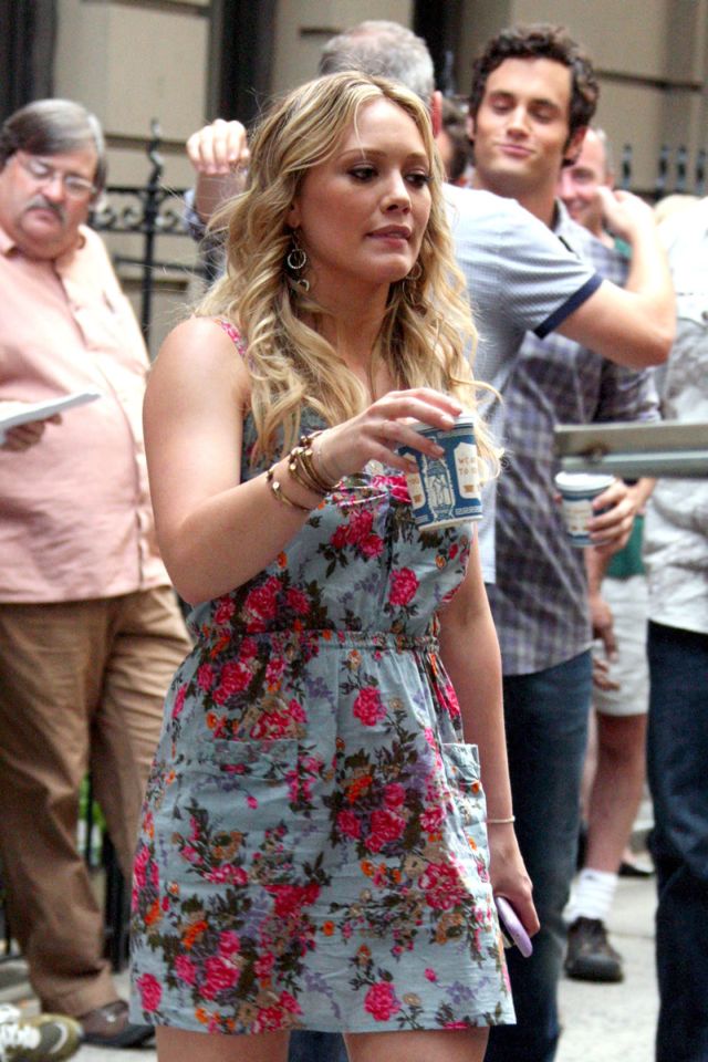 Hilary Duff shooting in Gossip Girl in New York (12 pics)