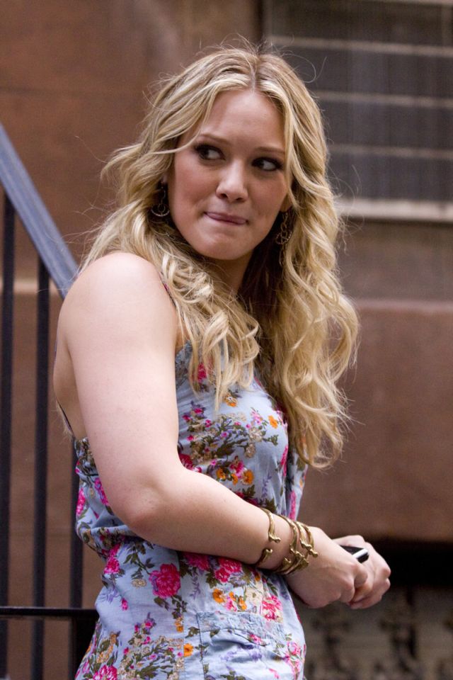 Hilary Duff shooting in Gossip Girl in New York (12 pics)