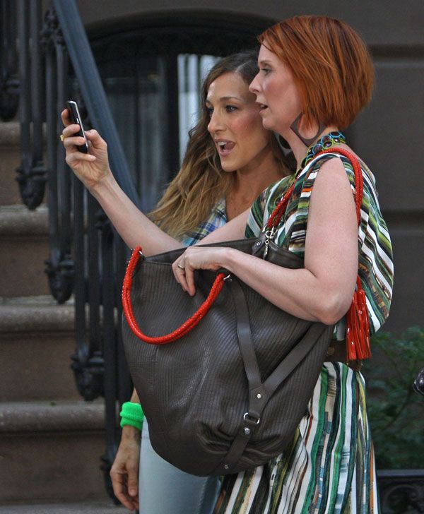 Cynthia Nixon at the set of Sex and the City 2 (12 pics)