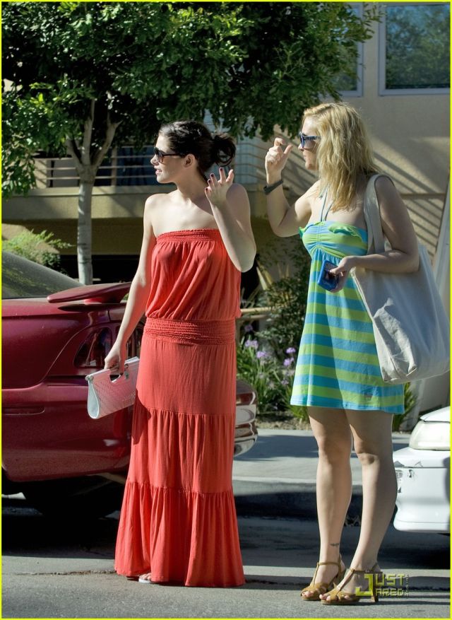 Ashley Greene, lady in red (9 pics)