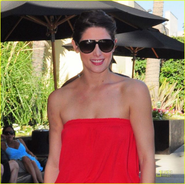 Ashley Greene, lady in red (9 pics)
