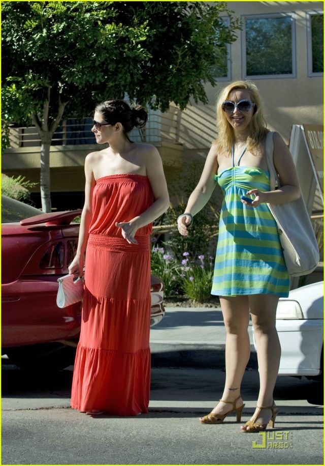Ashley Greene, lady in red (9 pics)