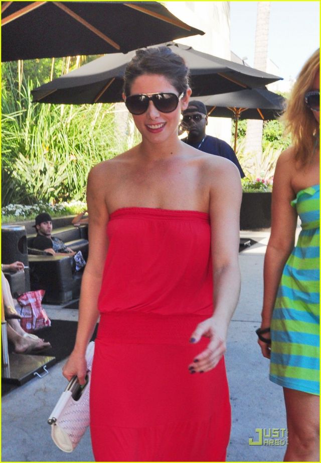 Ashley Greene, lady in red (9 pics)