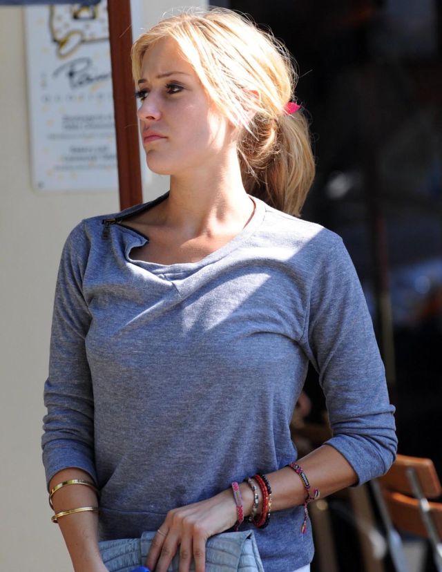 Kristin Cavallari’s got beautiful long legs (8 pics)