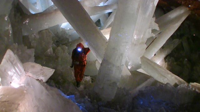 http://img.izismile.com/img/img2/20090911/cave_of_giant_crystals_18.jpg