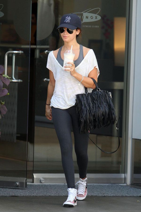 Ashley Tisdale not in the best of her forms (15 pics)