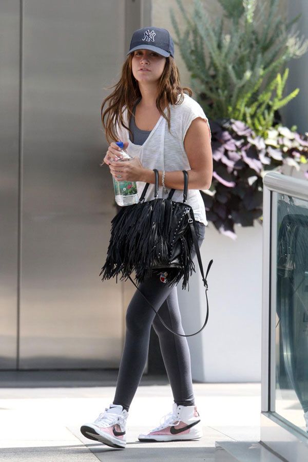 Ashley Tisdale not in the best of her forms (15 pics)
