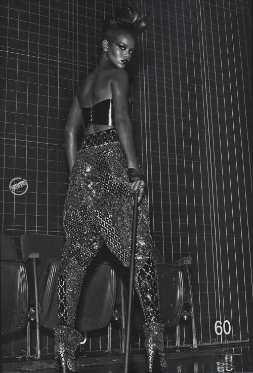 Rihanna as you have never seen her before (8 pics)
