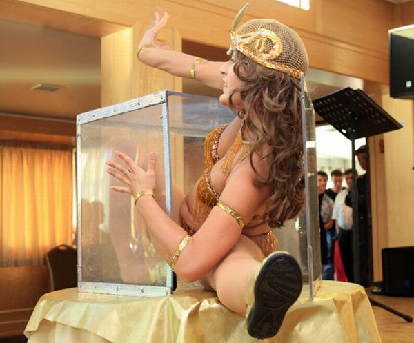 A flexible girl and a box (7 pics)