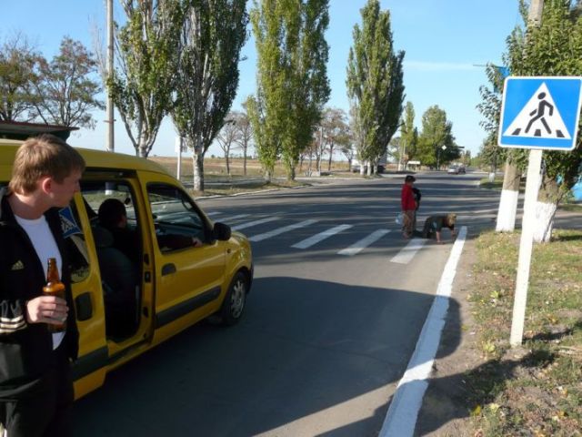 Crossing the road in Ukraine (4 pics)