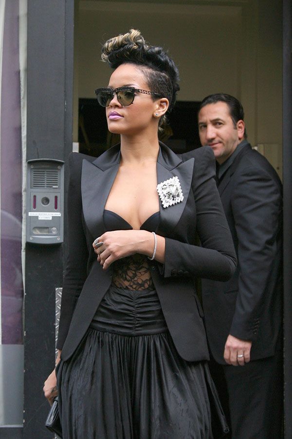 Rihanna in another striking outfit (5 pics)