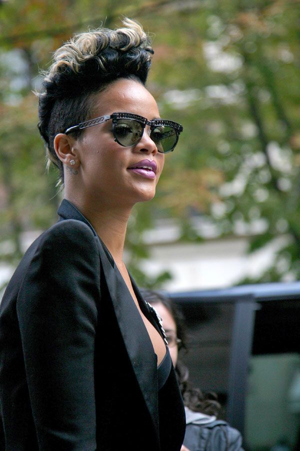 Rihanna in another striking outfit (5 pics)