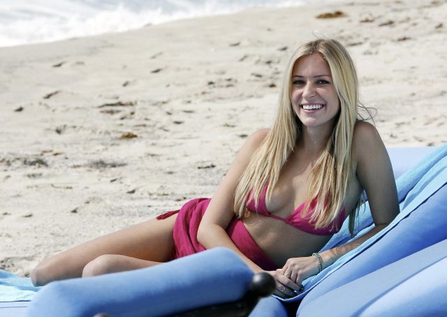 Beautiful Kristin Cavallari on the beach (15 pics)