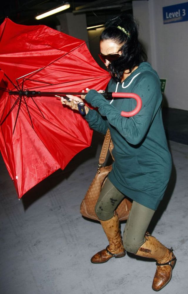 Katie Price vs paparazzi (6 pics)