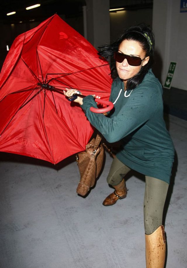 Katie Price vs paparazzi (6 pics)