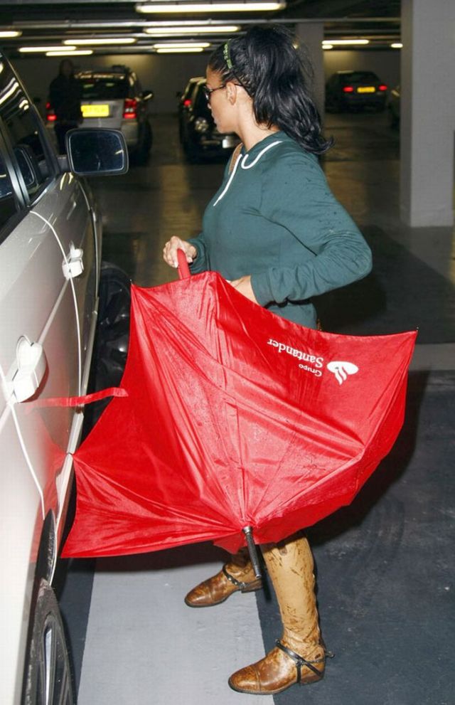 Katie Price vs paparazzi (6 pics)