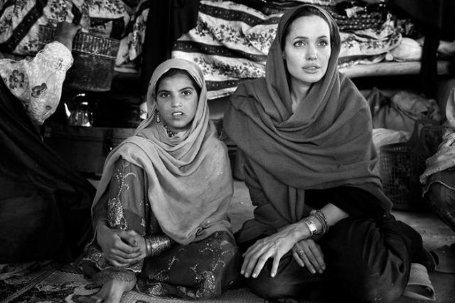 3 Beautiful Black and White Photos of Angelina Jolie in Afghanistan 20 pics
