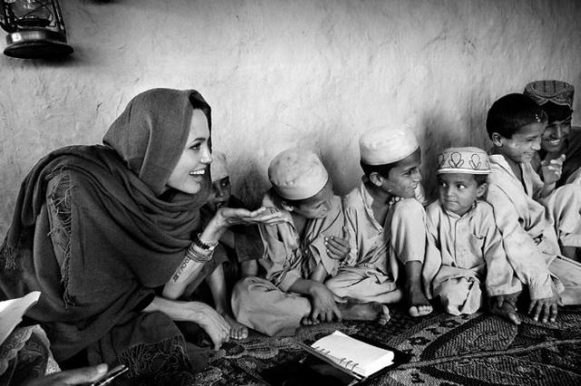 7 Beautiful Black and White Photos of Angelina Jolie in Afghanistan 20 pics