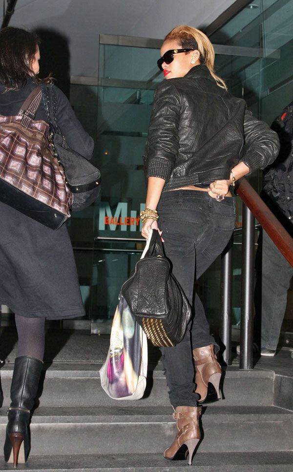 Rihanna (6 pics)