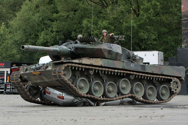 Tank Against a Car (6 pics)