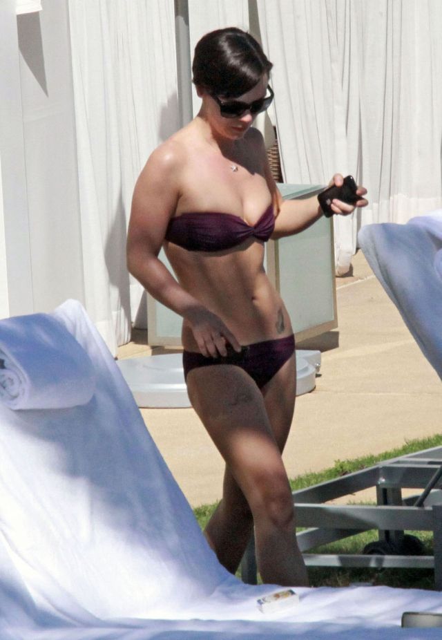 Christina Ricci in bikini (10 pics)