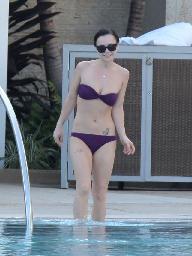 Christina Ricci in bikini (10 pics)