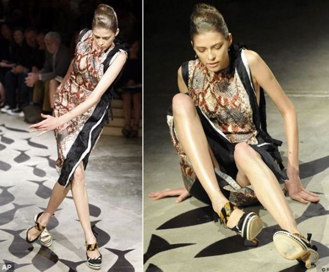 Catwalk Fails When Models Fall 26 Pics 