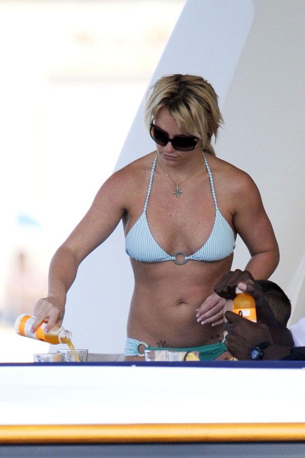 Britney Spears Bikiny Pictures (13 pics)