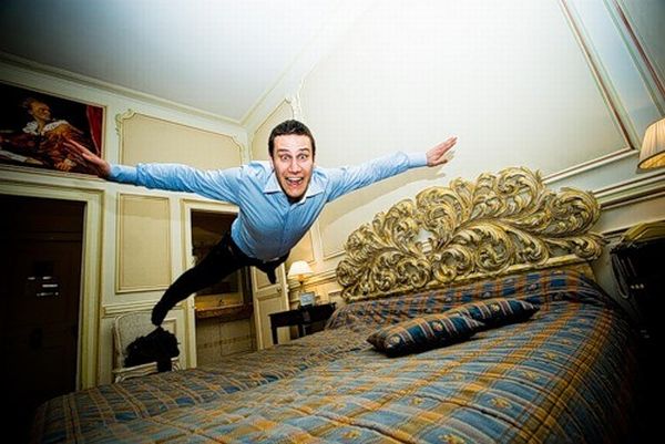 Έρευνα: Τι αγαπούν να κάνουν οι ταξιδιώτες στο δωμάτιο του ξενοδοχείου τους;