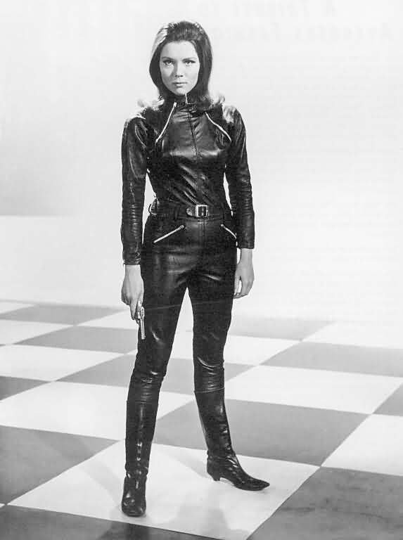 Girls That James Bond Had Sex With (25 pics)