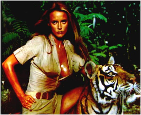 Girls That James Bond Had Sex With (25 pics)