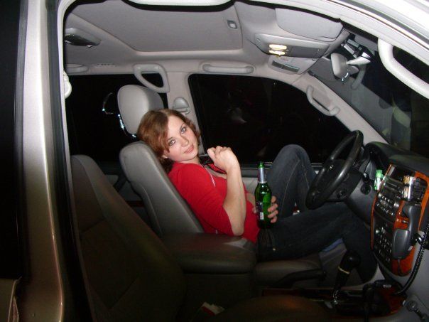 Авто леди в любительском видео спустила колготки и дрочит клитор за рулём