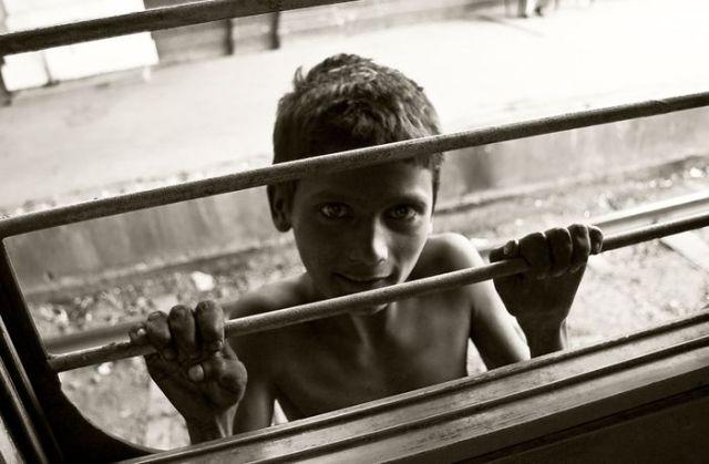 Indian Kids Begging in Trains (22 pics)