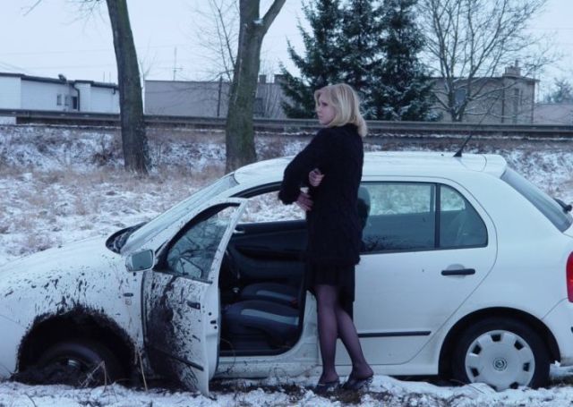 Pretty Girls Stuck in Snowy Roads (34 pics)