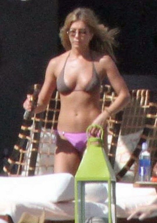For a 41 Year Old Jennifer Aniston Has a Rocking Tushie(16 pics)